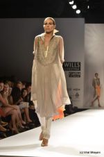 Model walk the ramp for Kiran Uttam Ghosh Show at Wills Lifestyle India Fashion Week 2012 day 1 on 6th Oct 2012 (30).JPG